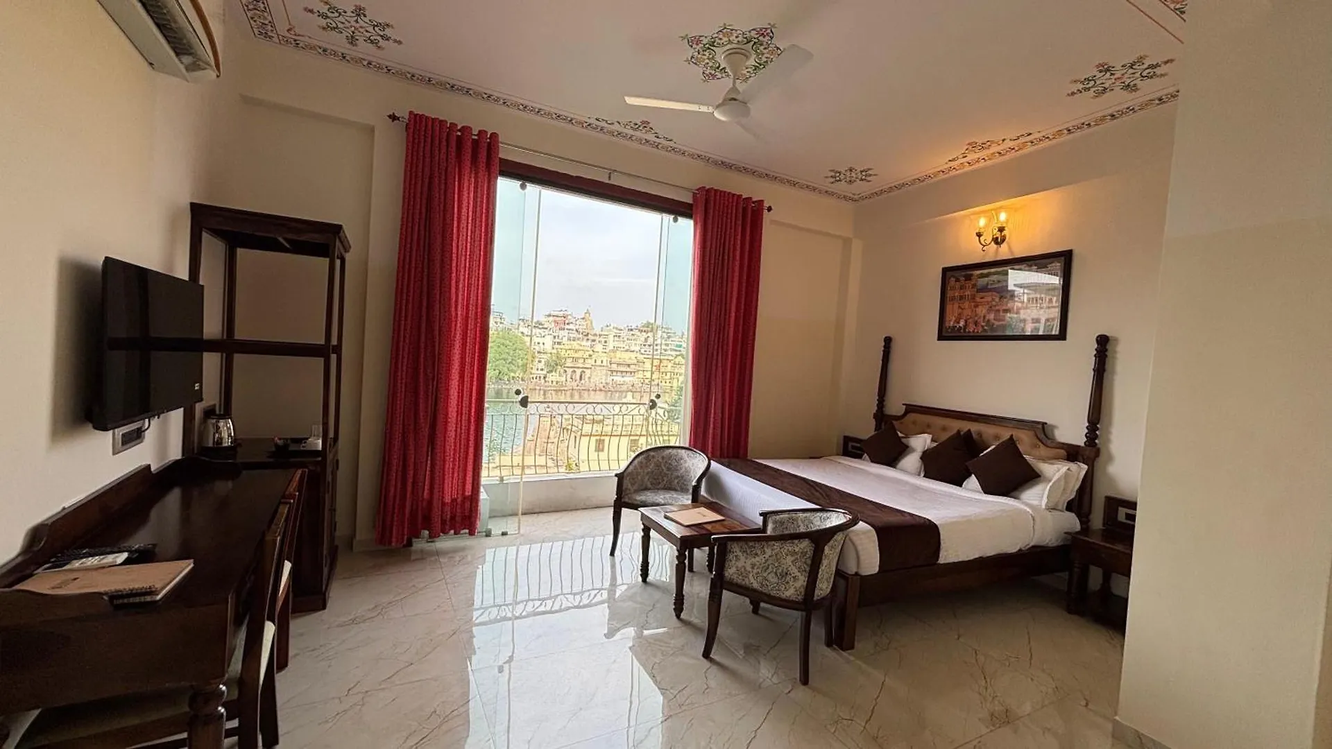 Dera Pichola- A Lake Facing Boutique Hotel location
